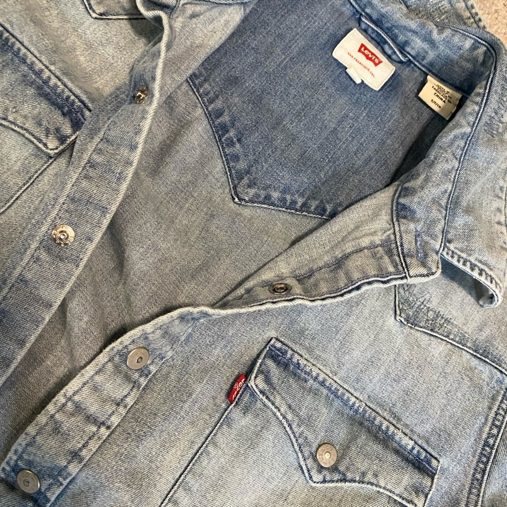 Levi’s button up - Picture 2 of 2